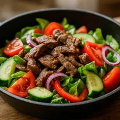 Тёплый салат с говядиной и свежими овощами на сковороде